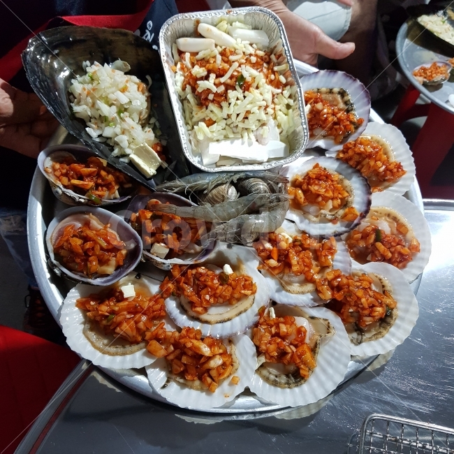 조개구이,가리비,바닷가,연인,데이트,맛집,음식,식재료,요리,food,cook,meal,dishes,food reserves,수산물,해산물,fishery products,seafood,한식,한국음식,한국요리,korean food,korean dishes,korean meal,korean cook
