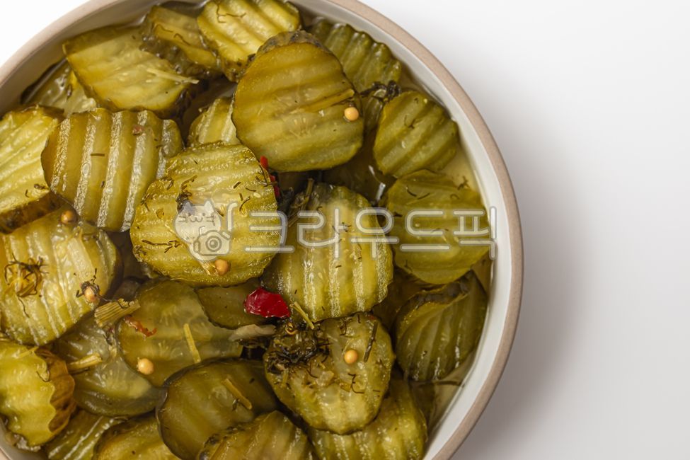 딜피클,피클,오이피클,슬라이스피클,딜,겨자씨,허브,스파이스,향신료,절임,채소,야채,음식,식사,식품,식료품,재료,식재료,음식재료,클로즈업,짭짤한,아삭아삭한