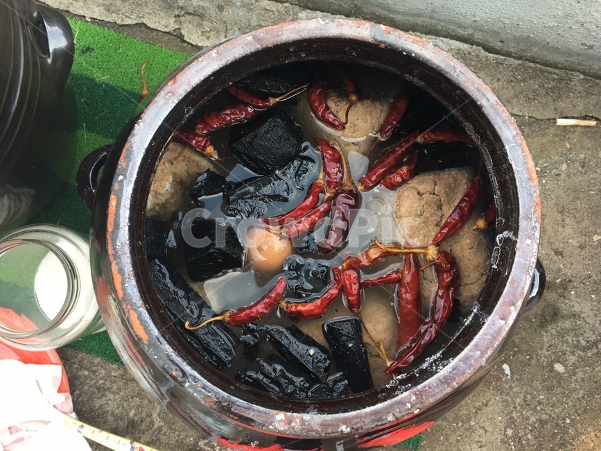 된장담기,달걀,염도체크,숯,고추,전통된장,항아리,한국전통,한국문화,korean traditional,korean culture