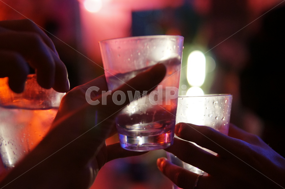 건배,잔,유리컵,술,손,빛,사람들,대중,군중,other people,crowd,신체일부,몸,body,술,주류,alcohol