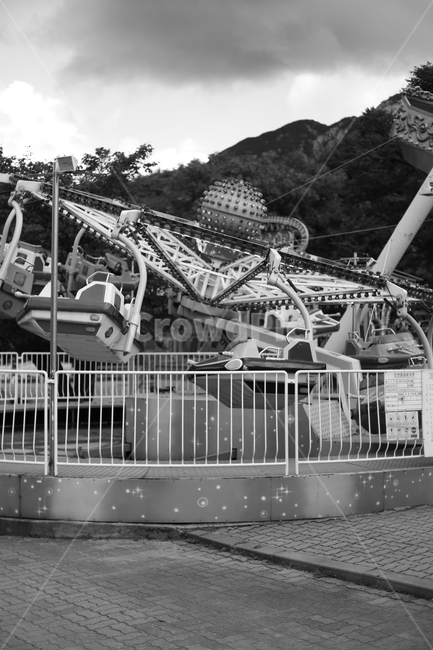 놀이동산,문어놀이기구,놀이공원,흑백,산,펜스,놀이공원,놀이동산,놀이터,amusement park,playground,흑백,모노톤,monochrome,black and white