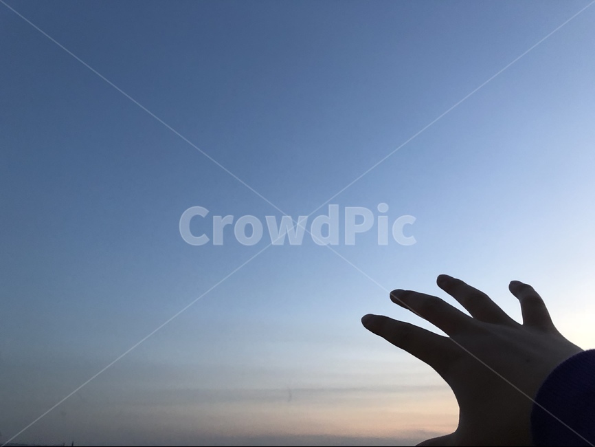 하늘사진,풍경,손,손가락,구름,사람,인물,인간,human,person,신체일부,몸,body