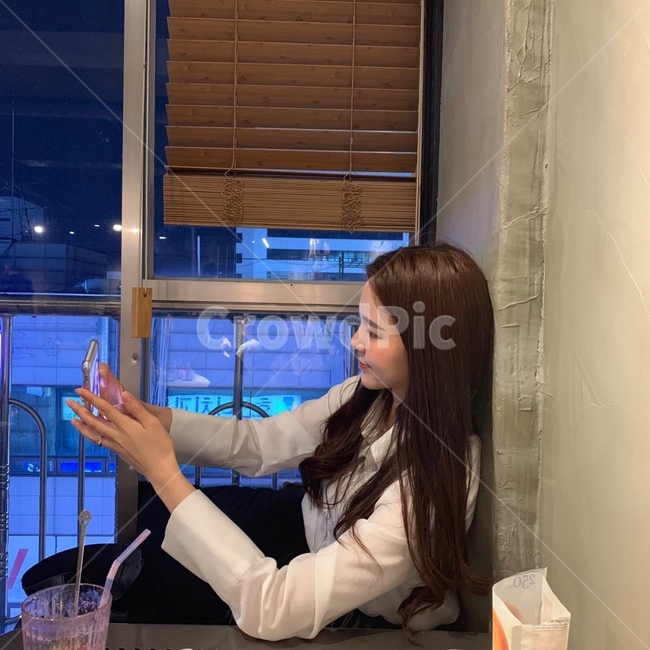 여자,예쁜여자,옆모습,인물,감성,웃음,미소,모델,수줍음,감정표현,패션스타일,얼굴표정,human,person,girl,woman,feeling,emotion,사람,인물,인간,human,person,여성,여자,woman,female,lady