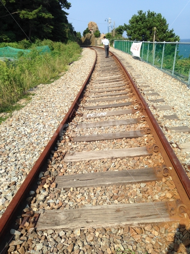 철길,부산,철도,기차길,바닷가,교통,교통수단,traffic,transportation,사람,인물,인간,human,person,train track,기찻길,rail,레일,railway,staircase,계단