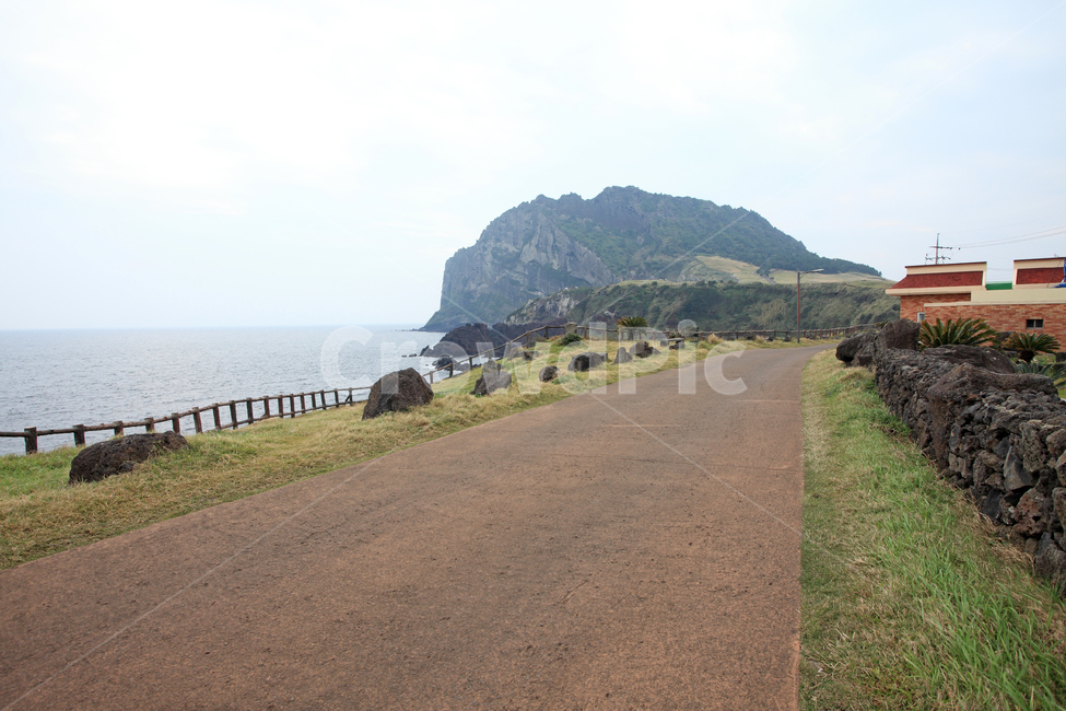 올레길,길,둘레길,산책,산책로,도로,성산,일출봉,성산일출봉,풍경,자연,바다,해안,해안길,산,오름,제주,제주도,한국,자연,풍경,nature,landscape,한국자연풍경,한국자연경관,korea nature landscape,제주도,jeju,jeju island,road,asphalt,아스팔트,tarmac,타맥