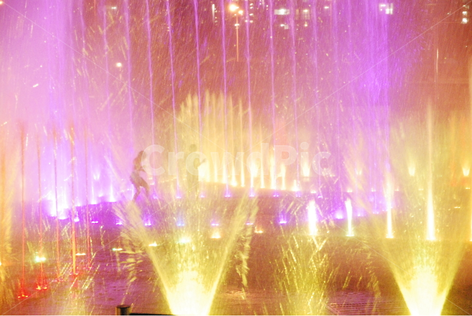 분수,fountain,children,play,water,yellow,사람,인물,인간,human,person,어린이,어린아이,child,children,kid