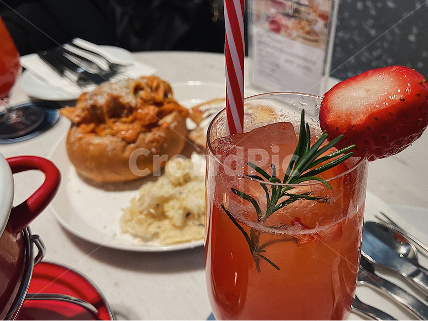 브런치,파스타,에이드,딸기,런치,식사,파티음식,음식,drink,칵테일,cocktail,음주,alcohol,알코올,beverage,마실것,양식,브레드,빵,토마토파스타