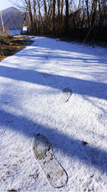 footprint,snow footprints,line of vision,Chun Cheon,footsteps