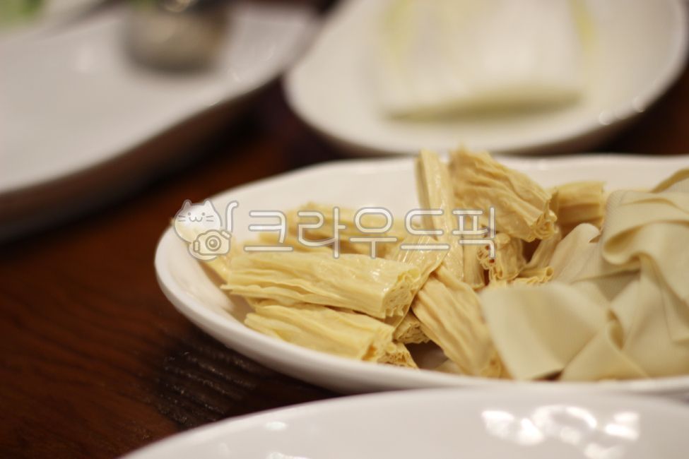 푸주,부죽,말린두부,중국두부,두부,중국음식,재료,건두부,두부피,유부,식물성단백질,채식재료,건강식재료,두부요리,두부반찬,샤브샤브재료,전골재료,담백한음식,저칼로리식단,한식재료,요리재료,냉채재료,손질식재료,단백질음식,식단관리,웰빙음식,가정식준비