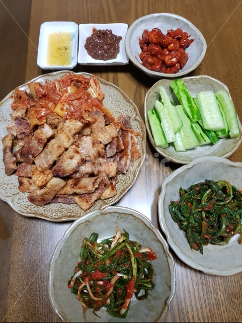 삼겹살,저녁,상차림,김치,반찬,음식,식재료,요리,food,cook,meal,dishes,food reserves,한식,한국음식,한국요리,korean food,korean dishes,korean meal,korean cook