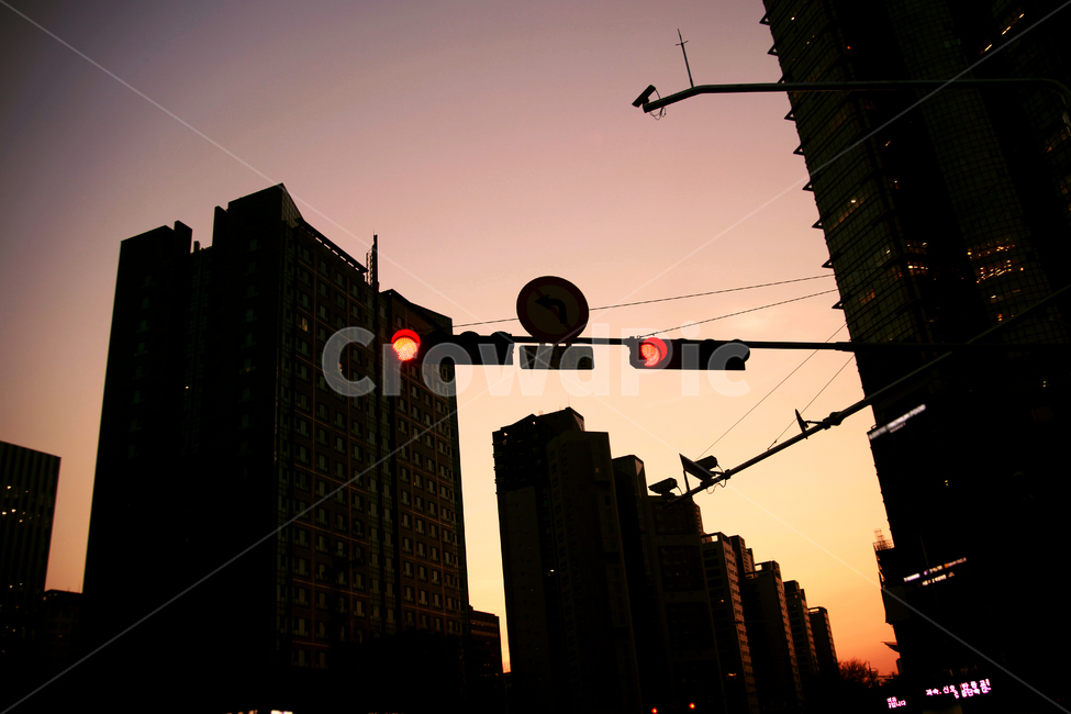 도시노을,도시하늘,거리,신호등,붉은노을,도시,풍경,city,landscape,실루엣,그림자,silhouette,shadow,light,빛