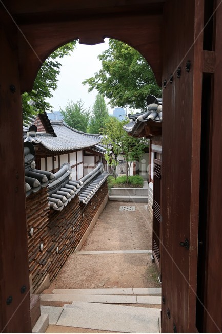 전통,빈티지,한옥,북촌,서울,한국,대한민국,집,디자인,건축,건축물,문화,스타일,목재,주택,기와,지붕,처마,돌담,고풍,보존,보호,남산골,전통미,가옥,한국전통,한국문화,korean traditional,korean culture,건축물,건물외관,exterior,building,structure,architecture,construction