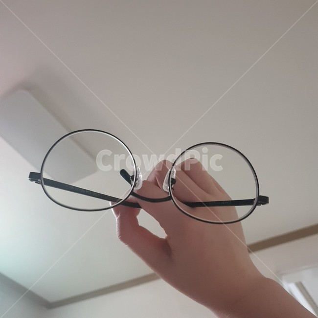 손,핏줄,주먹,안경,손목
