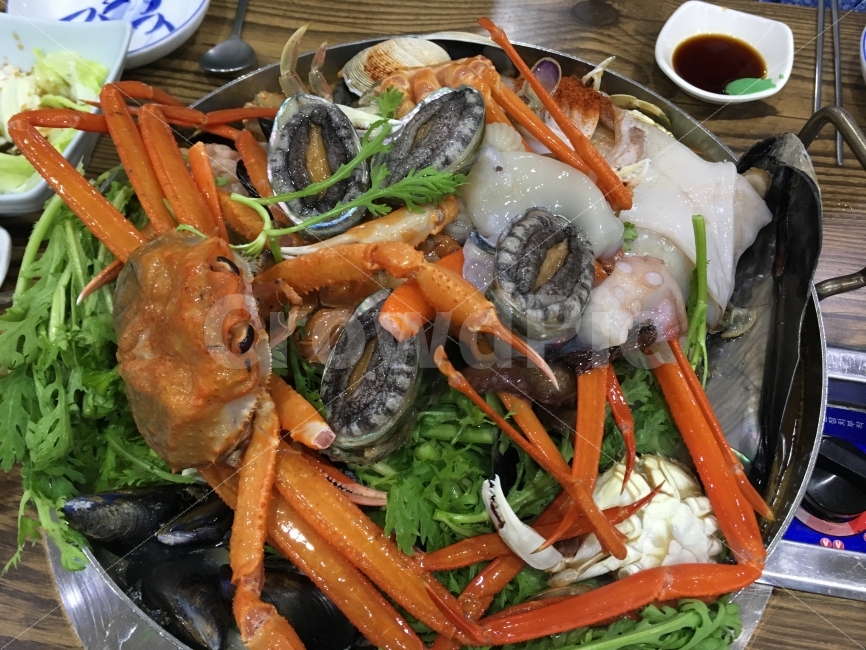 seafood,seafood stew,Steamed seafood,snow crab,sea food,abalone,red crab