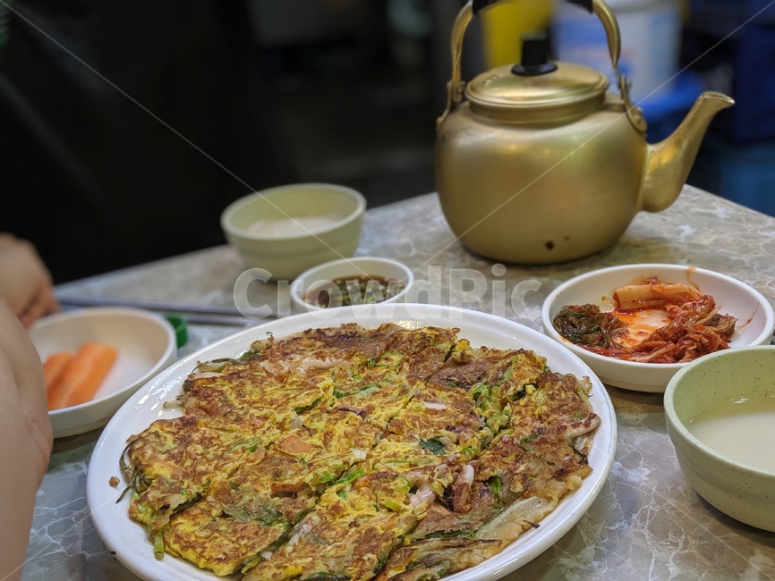 음식,막걸리,파전,한식,안주,술,음식,식재료,요리,food,cook,meal,dishes,food reserves,한식,한국음식,한국요리,korean food,korean dishes,korean meal,korean cook