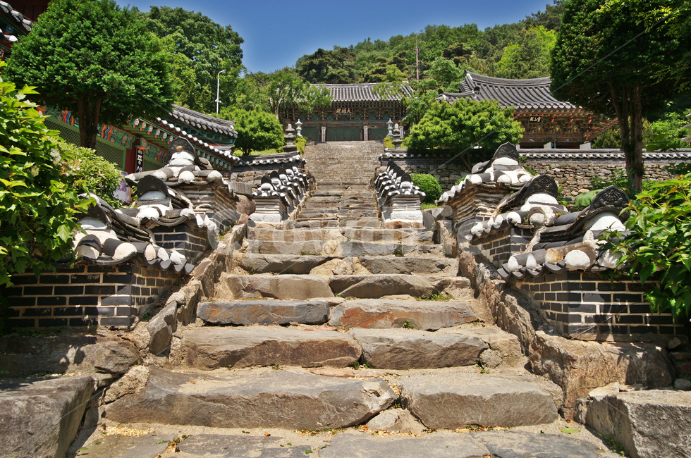 석남사,대웅전,돌계단,안성,서운산,사찰,돌담,기와,불교사찰,한국전통,한국문화,korean traditional,korean culture,건축물,건물외관,exterior,building,structure,architecture,construction