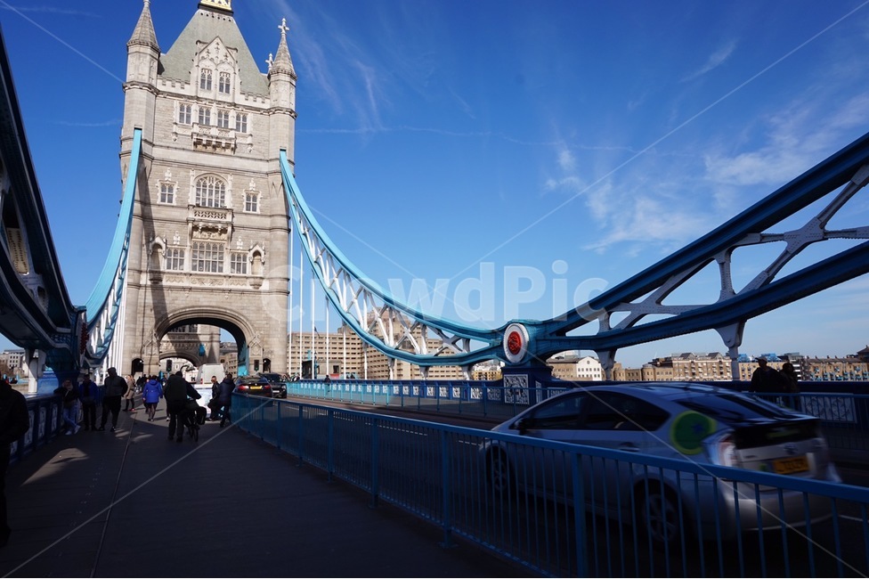 타워브릿지,하늘,구름,배경,런던,랜드마크,landmark,tourist attraction,해외,외국,세계,foreign,oversea,world,세계랜드마크,해외랜드마크,외국랜드마크,world landmark,world tourist attraction,사람들,대중,군중,other people,crowd,건축물,건물외관,exterior,building,structure,architecture,construction,건물