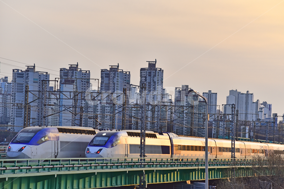 기차,train,vehicle,차량,transportation,기관차,rail,레일,railway,철도,traintrack,기찻길,대중교통,서울도시풍경,한국도시풍경,야외,옥외,아웃도어,outdoor,background,백그라운드,배경,바탕,운송수단,고속열차,ktx,아파트촌,빌딩,건물,건축물,한강철교,교통,교통,교통수단,traffic,transportation