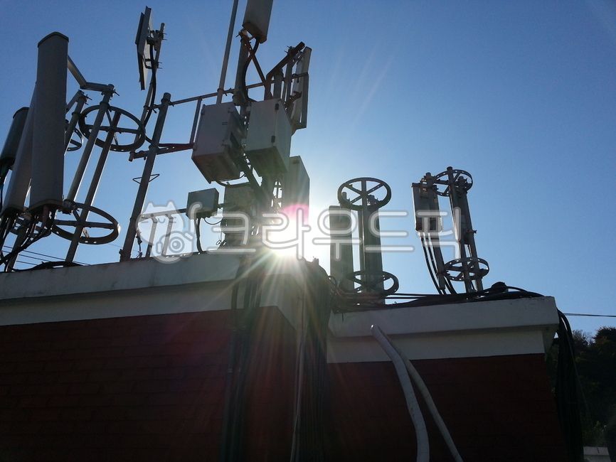이동통신,중계기,기지국,안테나,4g,5g,3g,모바일폰,mobile,무선통신,무선,전자파,무선국,이동통신중계기,이동통신기지국,무선중계기,무선장비,혐오시설,혐오장비,통신장비,자외선,햇빛,옥상