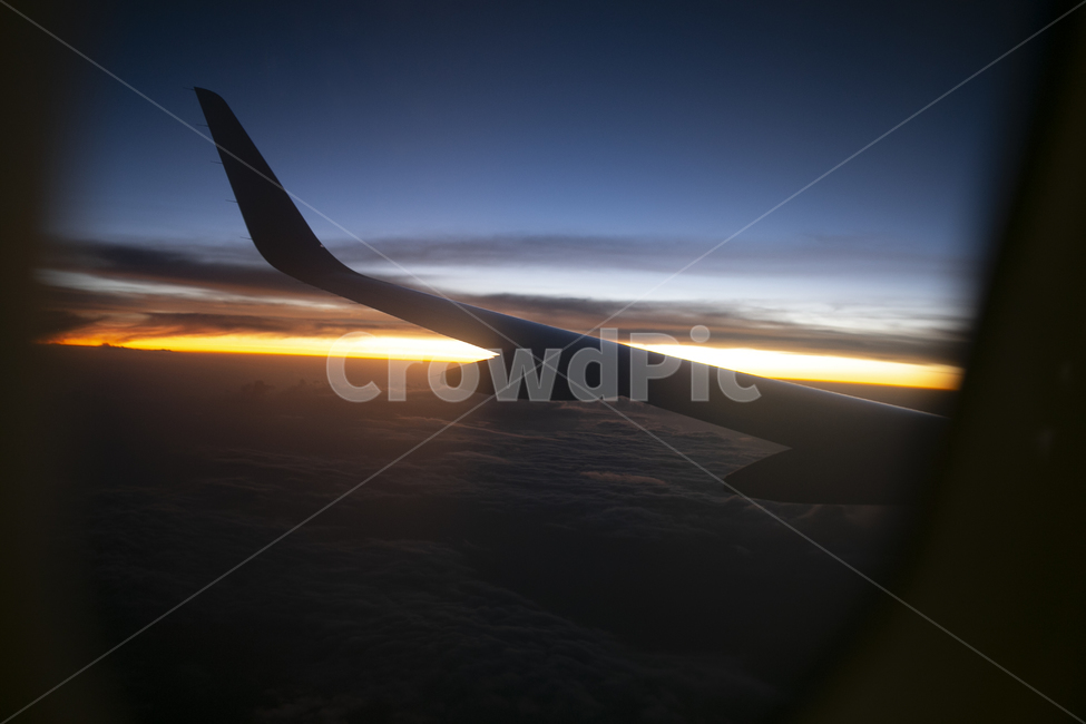 비행기,창문,비행기창문,여행,노을,휴가,저녁놀,저녁노을,traveling,vacation,trip,교통,비행,window,비행기밖,하늘위,하늘,자연,nature,landscape,outdoor,옥외,야외,sky,비행기날개,날개,실루엣
