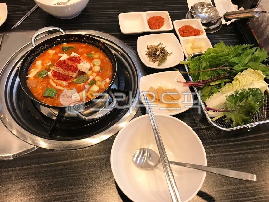 김치찌개,찌개,찌게,김치찌게,밥도둑,국물,한식,한국음식,한국요리,먹방,요리,음식,식사,사발,스튜,얼큰한,고추가루,두부,야채,채소,쌈채소,쌈,김치,묵은지,배추김치,대파,파,밑반찬,상차림,한상차림,맛집,반찬,밥반찬,쌈장,모듬쌈,국자,숟가락,젓가락,마늘,멸치볶음,멸치,볶음,spoon,dish,food,meal,bowl,stew,cook,koreanfood