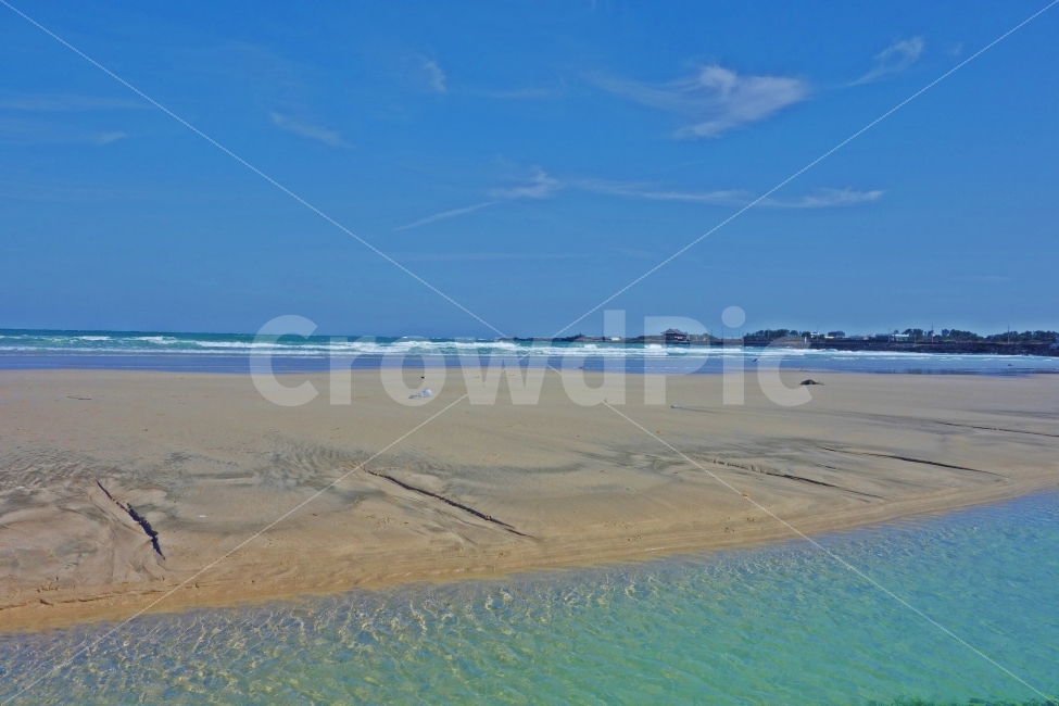 제주도,세화해변,은색모래,백사장,에메랄드,파도,흰,모래,물결,깨끗한,물,깨끗,구름,하늘,푸른,제주,제주도여행,여행,자연,풍경,경치,아름다운,전망,그림,같은,뷰,추천,여행지,관광지,관광,조용,한적,고요,자연,풍경,nature,landscape,한국자연풍경,한국자연경관,korea nature landscape,해변,바다,beach,sea,제주도,jeju,jeju island,outdoors,옥외,land,땅,water,shoreline,해안선,ocean,대양,coast,연안