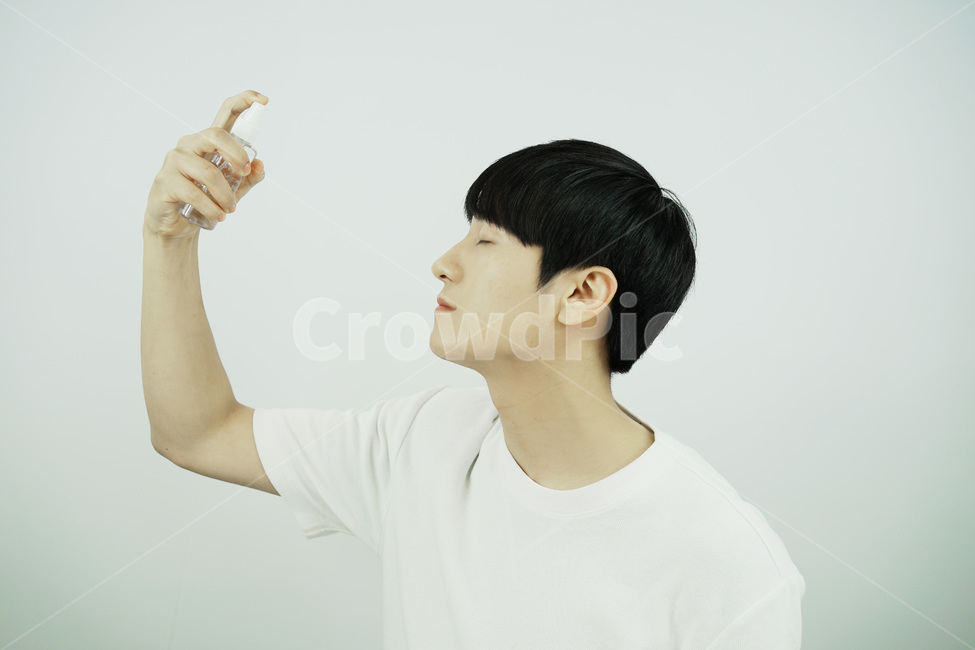 남자,뷰티,스킨케어,피부관리,화장품,beauty,skincare,cosmetic,남성,그루밍족,미스트,사람,인물,인간,human,person,남성,남자,man,male,뷰티,미용,beauty treatment
