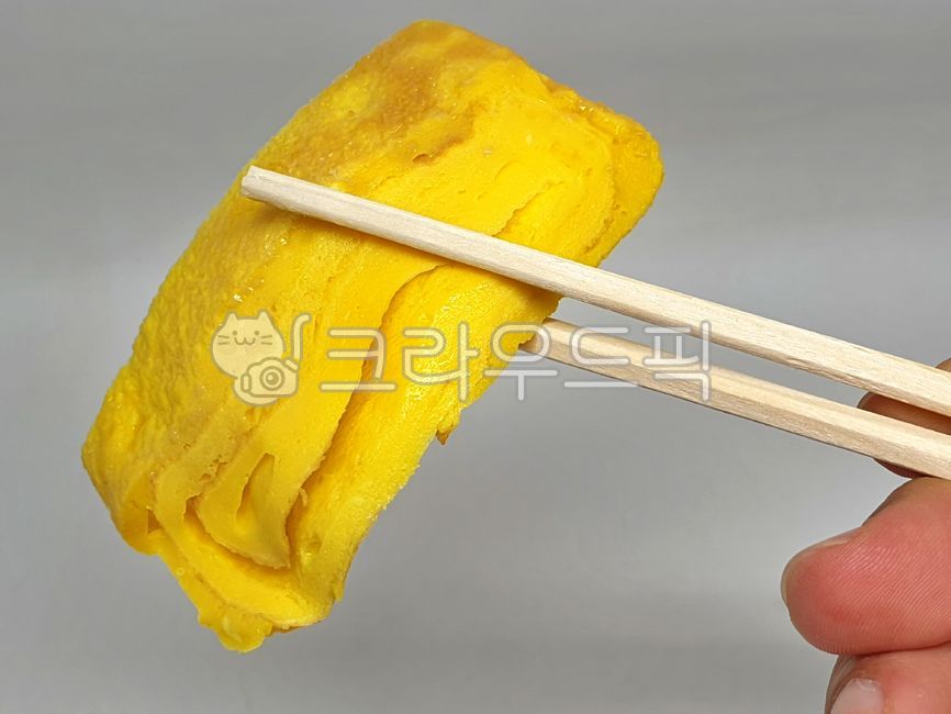 finger,egg,egg dishes,recipe,hand gestures,wooden chopsticks,egg roll,food,side dish,cooking,hand