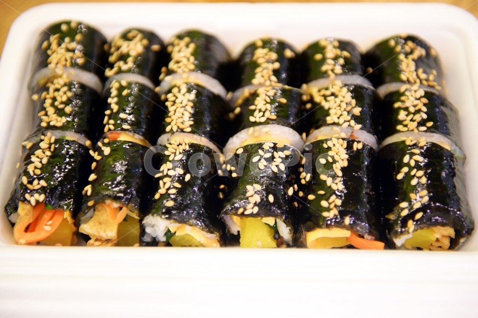 김,김밥,한식,분식,간식,식재료,요리,음식,한국요리,한국음식,밥,식사,당근,오이,계란,깨,참깨,한국,먹거리,단무지,푸드,꼬마김밥,gimbap,rice,carrot,food,cook,meal,dishes,koreanfood,koreandishes,음식,식재료,요리,food,cook,meal,dishes,food reserves,한식,한국음식,한국요리,korean food,korean dishes,korean meal,korean cook,디저트,간식,후식,dessert,snack