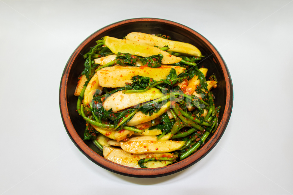 총각김치,알타리김치,김치,반찬,요리,한식,김장,김장김치,알타리무김치,무,총각무,알타리무,한국음식,음식,겨울,식품,야채,채소,한국,발효,발효음식,발효식품,문화,김장철,가을,늦가을,초겨울,전통,식사,집반찬,집밥,소스,전통음식,한국전통음식,부엌,대한민국,남한,아시아,고춧가루,매운,매콤한,맵다,짜다,맛있는,맛있다,양념,양념장,건강,건강한,건강음식,건강한음식,그릇,접시,항아리뚜껑,항아리그릇,질그릇,장독뚜껑,옹기그릇,옹기,홈메이드,홈메이드푸드,배경,바탕,백그라운드,kimchi,chonggakkimchi,youngradishkimchi,daikon,whiteradish,youngradish,chonggakgimchi,koreanfood,cooking,vegetable,food,koreantraditionalfood,traditional,cuisine,cook,korea,korean,meal,gimjang,makingkimchi,gimchi,kimchee,fall,autumn,winter,fermented,fermentedfood,fermentation,eat,kitchen,southkorea,healthy,health,healthfood,healthyfood,dish,delicious,tasty,plate,bowl,sauce,seasoning,sidedish,homemade,homemadefood,spicy,hot,chilipowder,redpepperpowder,culture,asia,asian,background,음식,식재료,요리,food,cook,meal,dishes,food reserves,한식,한국음식,한국요리,korean food,korean dishes,korean meal,korean cook