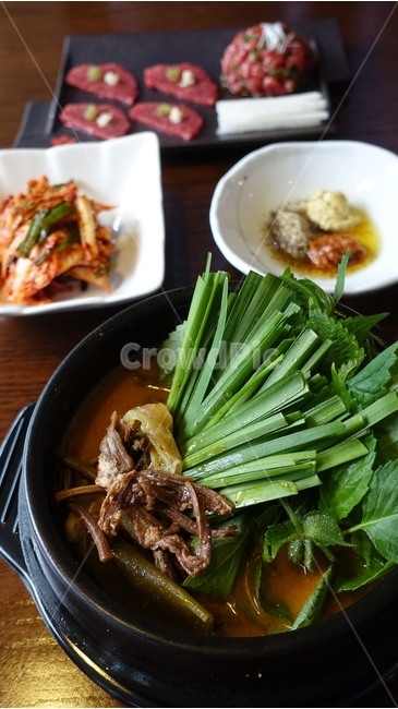 고기,meat,food,음식,뚝배기,오리고기,오리탕,육회,소고기,기름장,김치,오리들깨탕,국밥