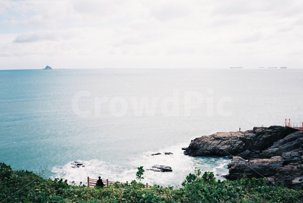 바다,해변,바위,파도,물결,파랑,파란색,하늘,구름,바닷마을,자연,풍경,nature,landscape,beach,sea,blue,cloud,filmphotography,감성,자연,풍경,nature,landscape,감성,sensible,feeling,promontory,곶,outdoors,옥외,land,땅