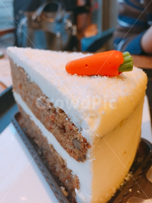 당근케이크,케이크,카페,달달한,귀여운,음식,식재료,요리,food,cook,meal,dishes,food reserves,빵,bread,디저트,간식,후식,dessert,snack