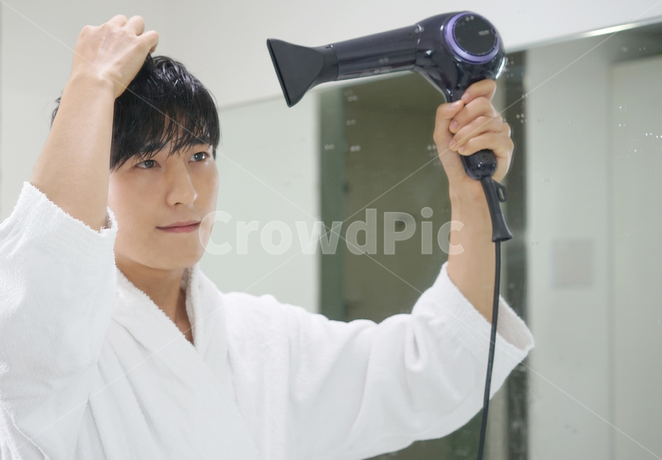 남성,남자,뷰티,헤어,스타일링,드라이기,샤워,머리카락,hair,화장실,거울,외모,목욕,사람,인물,인간,human,person,남성,남자,man,male,뷰티,미용,beauty treatment