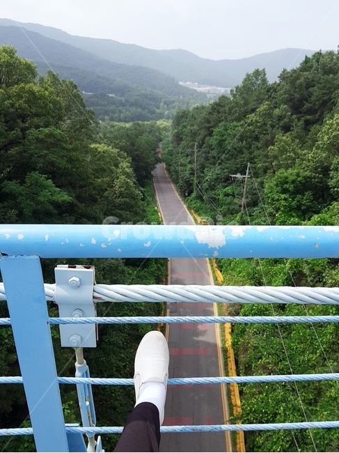 발,발샷,운동중,산,나무,하늘,길,출렁다리,다리위,풍경,자연