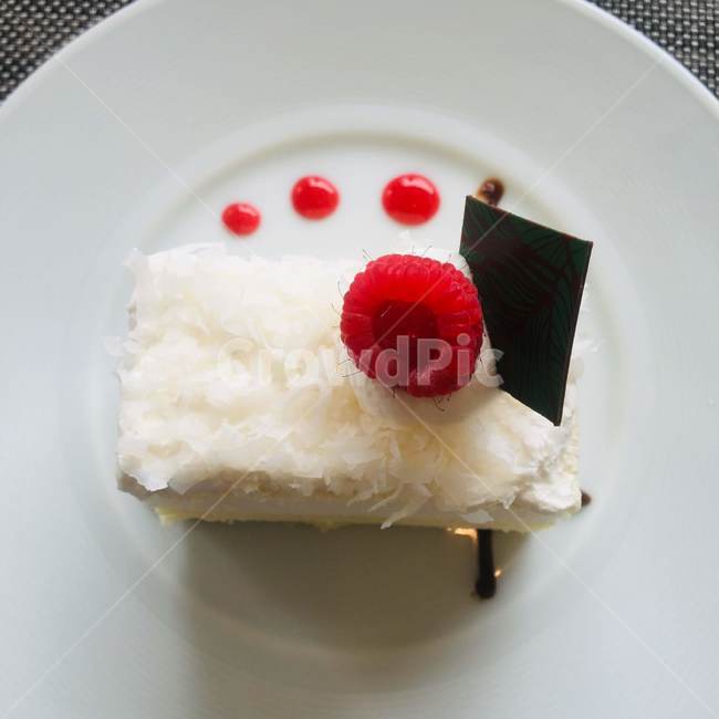 cake,하얀,white,작품,art,라즈베리,raspberry,플레이팅,plating,디저트,dessert,후식,예쁜,음식,요리,food,하얀접시,dish,레스토랑,고급진,호텔,meal,달콤한,sweet