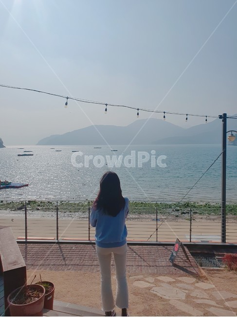 여자,뒷모습,바다,풍경,배경,하늘,푸른,파란,이쁜,자연,분위기