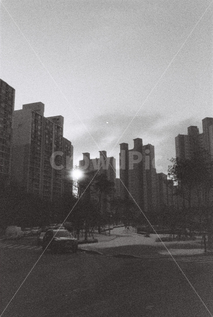 town,winter,film,black and white film,morning,ilford,film photography,analog,sunlight,light,bw,monochrome,Emotion,iso3200,grain,Grayscale