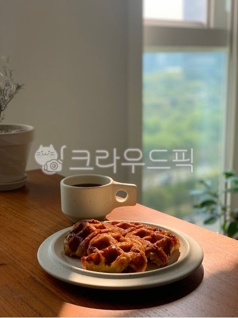 lunch,wooden table,snack,plate,dessert,waffle,coffee cup,brunch,coffee,Crawlple,table