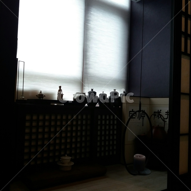 homedecor,가정장식,indoors,옥내,interiordesign,인테리어디자인,불상,병풍,그림자,블라인드,창문,빛,찬장,수납장,방,room