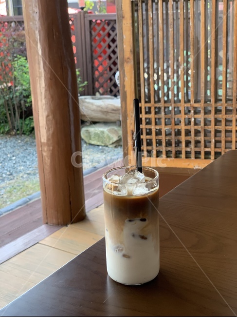 카페라떼,라떼,카페,카페인테리어,문창살,창살,아이스,음료,여름음료,커피,나무문,커피,카페,coffee,cafe