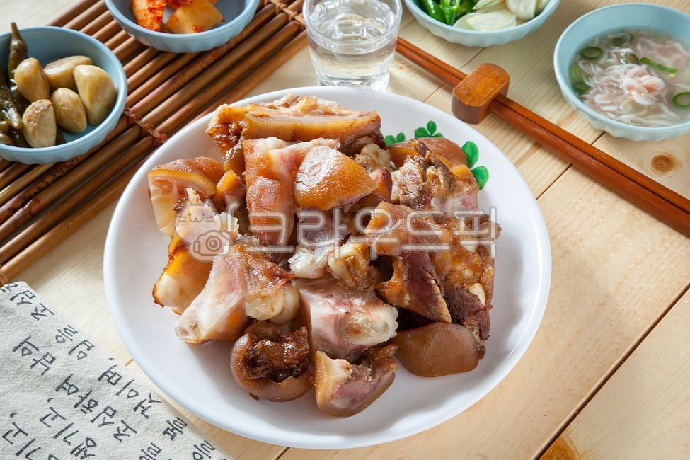 족발,미니족발,족발보쌈,돼지족발,보쌈,돼지,고기,돼지고기,전통음식,식당,음식,요리,시장,전통시장,족발무침,시장음식,매운족발,먹거리,맛집,음식점,한국음식,보쌈수육,소주,소주잔,소주안주,안주,마늘,고추,새우젓,돼지족,미니족,보쌈족발