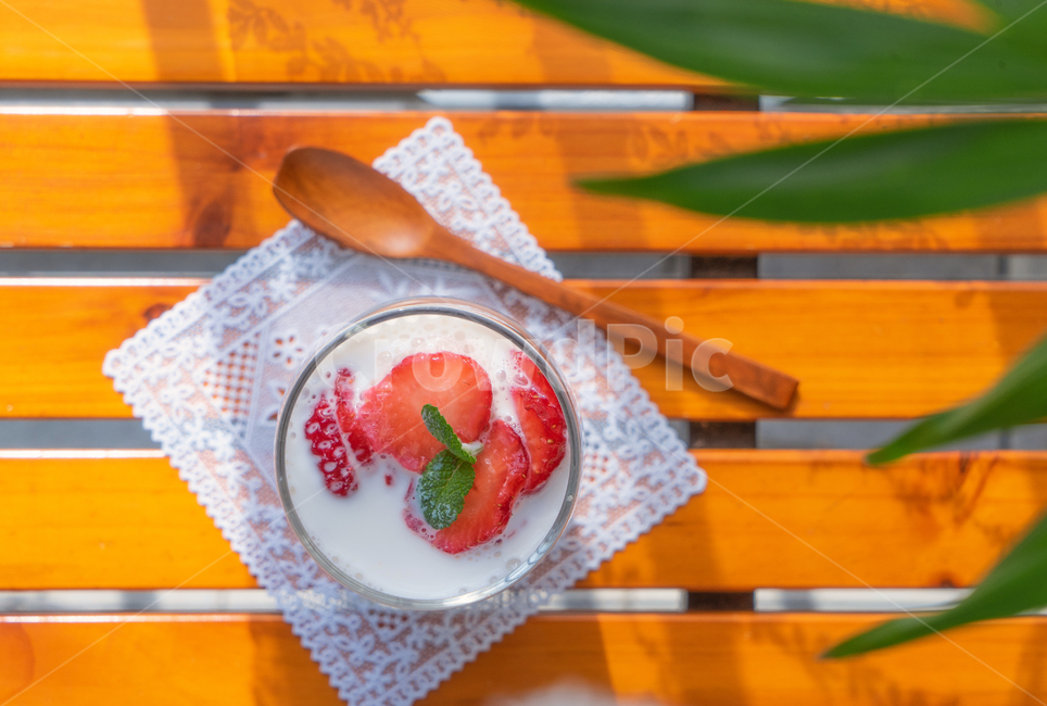 딸기라떼,딸기우유,딸기음료,우유,딸기,애플민트,스푼,컵받침,디저트,dessert,음료수,drink,beverage