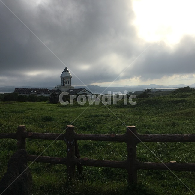 제주도,섭지코지,초원,jejuisland,풍경,자연,nature,landscape,잔디,풀밭,울타리,fence,하늘,sky,lawn,grassland,cloudy,구름,나무울타리,산,언덕,mountain,여름,summer,계절