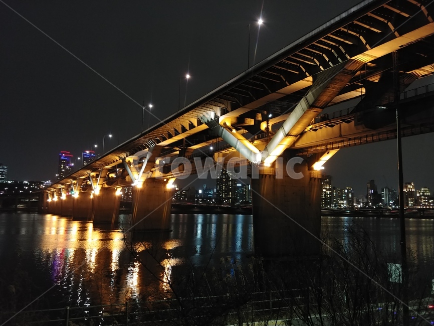 한강,야경,다리,밤,가로등,한강다리,철교,서울,뚝섬유원지,치맥,어둠,불빛,건물,물결,고독,혼자,생각,야경,밤,풍경,nightscape,night,landscape,건축물,건물외관,exterior,building,structure,architecture,construction,road,도로