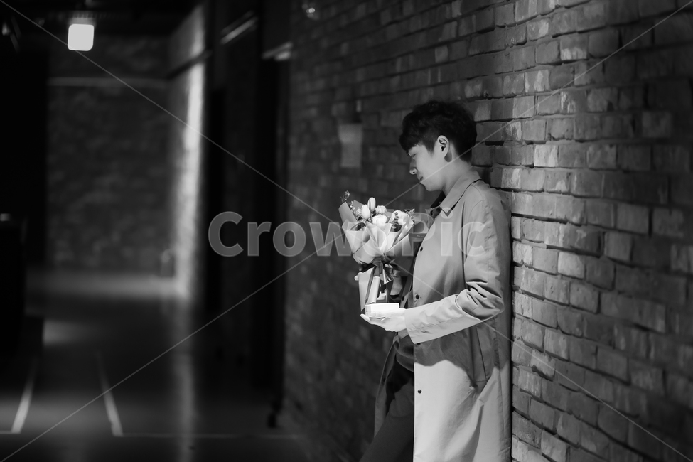결혼,결혼식,청혼,신혼,프로포즈,커플,결혼반지,예물,선물,기념일,남자,사람,옆모습,꽃다발,남성,남자,man,male,기념일,축하,anniversary,congratulation,celebrate,celebration,흑백,모노톤,monochrome,black and white