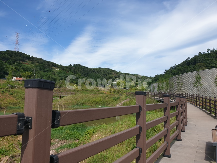 banister,handrail,railing,난간,공원,하늘,산,길,초원,잔디,구름,푸른