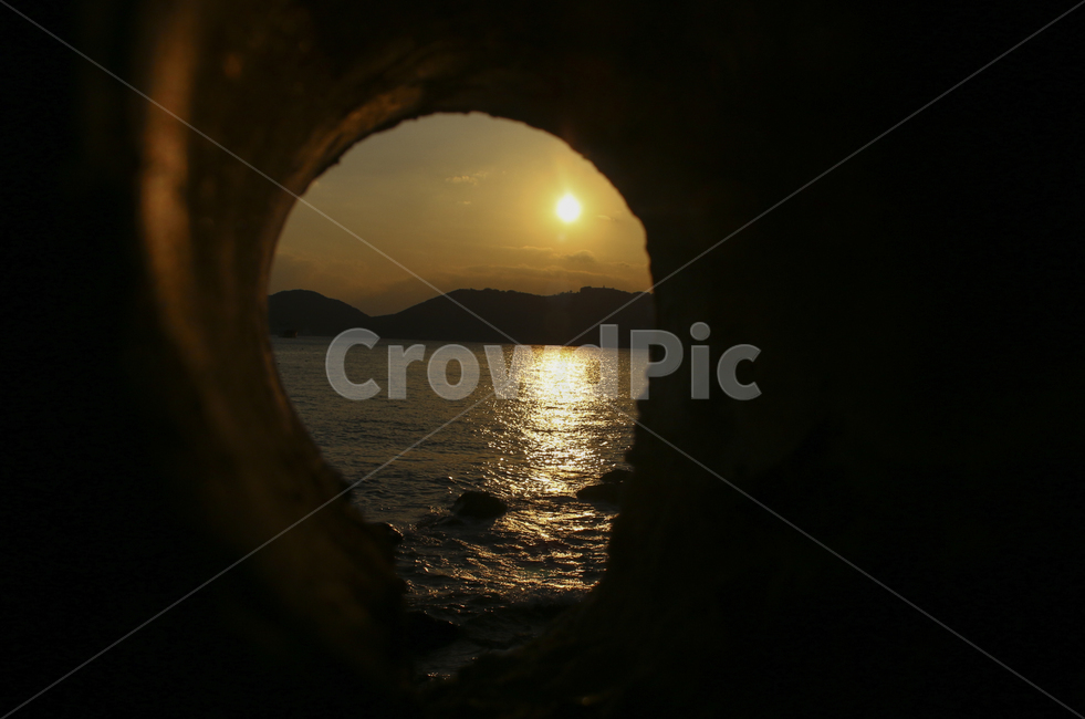 구멍,hole,일출,일몰,sunrise,sunset,light,빛,flare,플레어,sunlight,햇빛,sea,바다,ocean,beach,sky,cloud,하늘