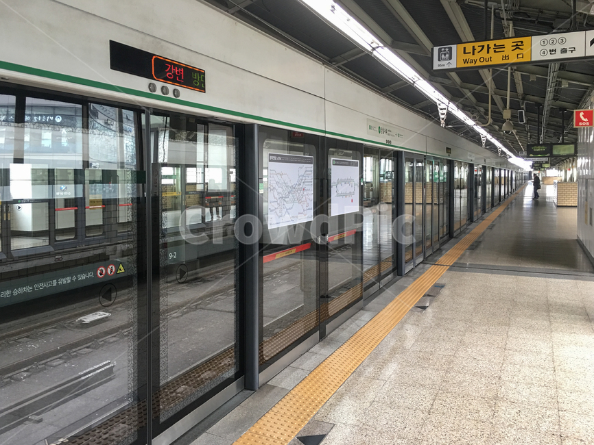 승강장,지하철,전철,2호선,잠실나루역,플랫폼,텅빈,조용한,한산한,역,지하철역,전철역,스크린도어,안전문,실내,건물,건축,대중교통,철도교통,한가한,아무도없는,공간,교통,교통수단,traffic,transportation