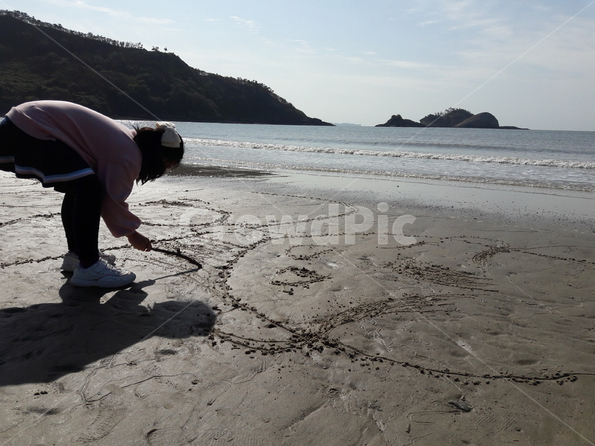 sandpicture,littlegirl,모래그림,낙서,여자아이,child,scribble,doodle,describe,depict,drawing,shoreline,해안선,water,물,human,인간,person,사람,ocean,대양,nature,자연,outdoors,옥외,sea,바다